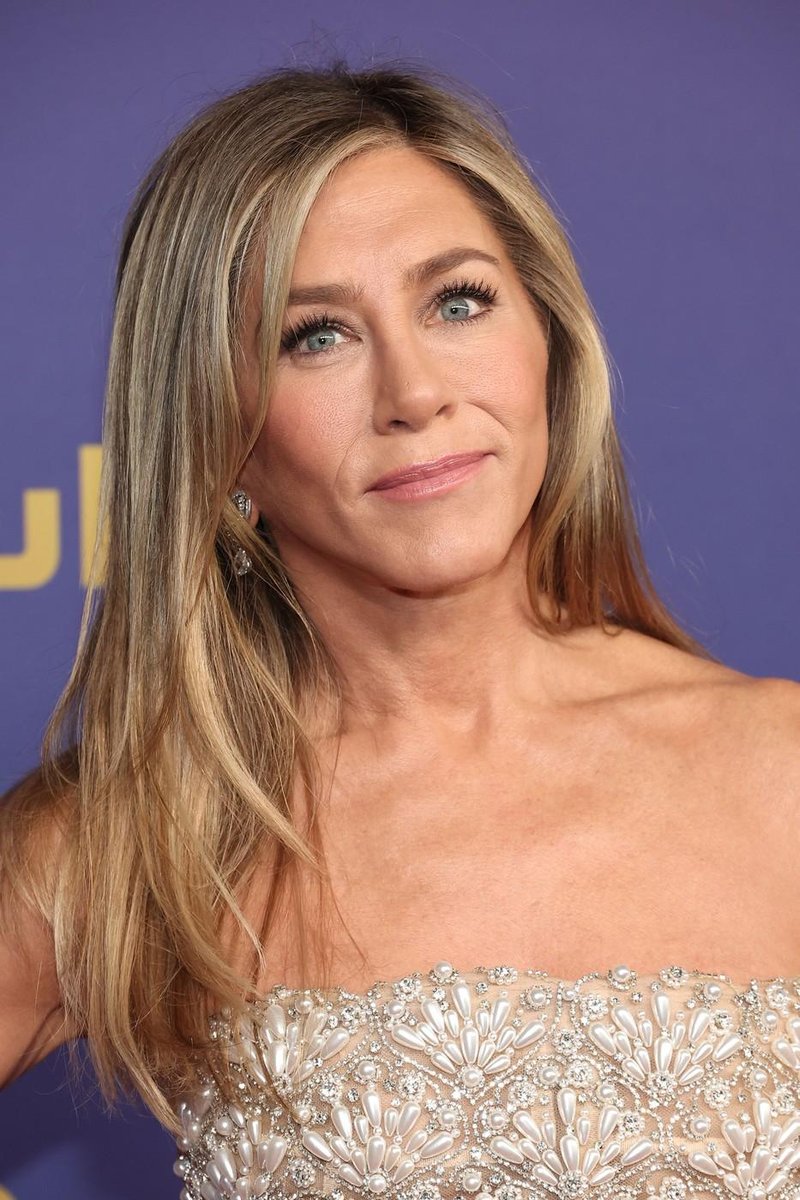 Nikoli ni izgledala bolje! 55-letna Jennifer Aniston blestela na podelitvi nagrad emmy v bleščeči obleki, ob kateri so bile vse druge nevidne
