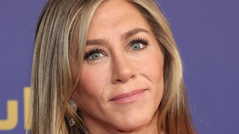 Jennifer Aniston emmys rdeča preproga bisernata obleka