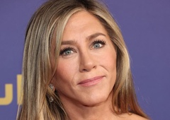 Nikoli ni izgledala bolje! 55-letna Jennifer Aniston blestela na podelitvi nagrad emmy v bleščeči obleki, ob kateri so bile vse druge nevidne