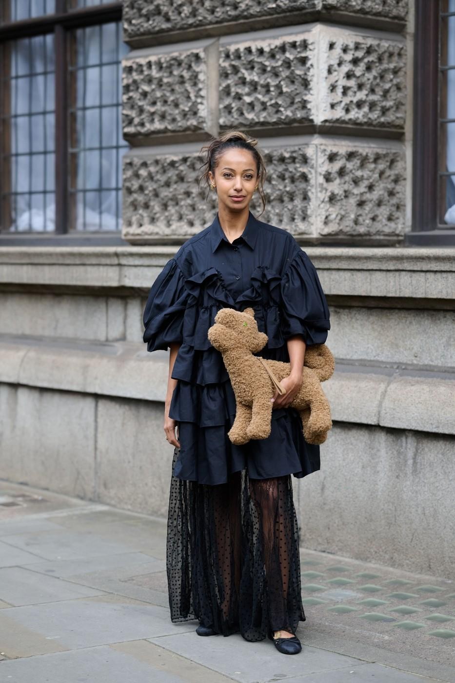 Predstavljamo vam najboljše street style kombinacije z londonskega tedna mode, na ulicah izstopajo trije trendi