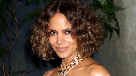 Halle Berry rdeča preproga zlata obleka