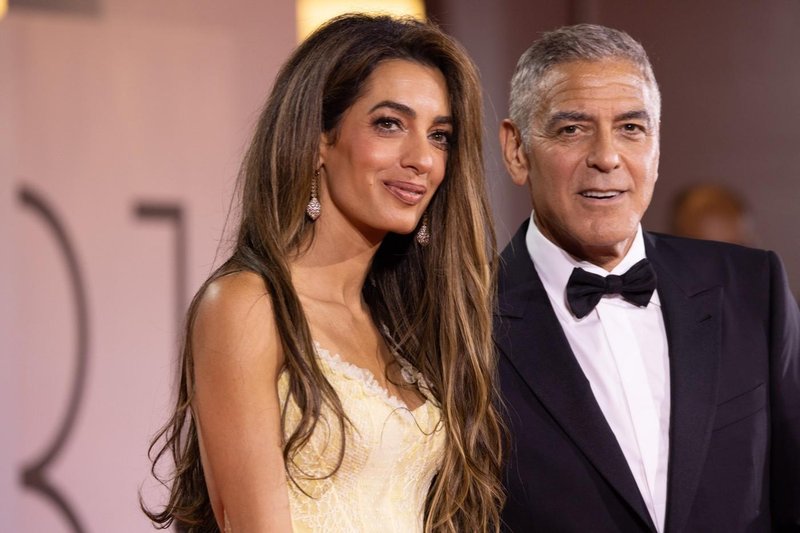 Najbolj zaželen odtenek las ta hip: Amal Clooney ima karamelne pramene, ki so popolna osvežitev za jesenske dni