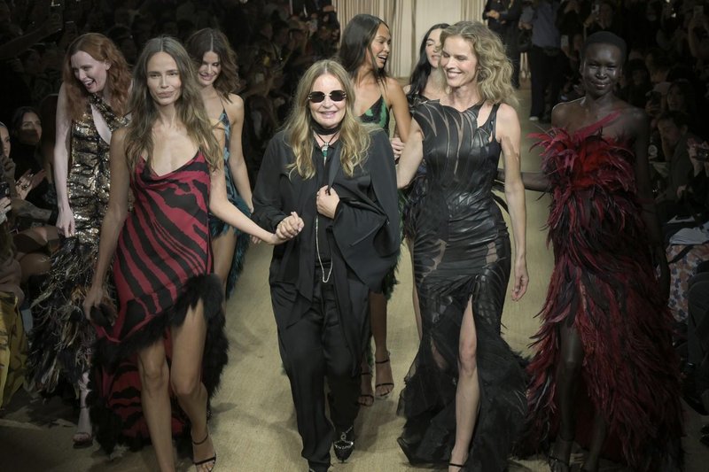 Čustven zaključek modne revije Roberto Cavalli v Milanu (foto: Profimedia)