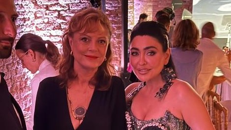 Obleka slovenske oblikovalke, ki jo je na beneškem filmskem festivalu nosila Tarina Patel, pritegnila pozornost Susan Sarandon in Kevina Costnerja