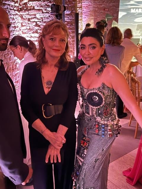 Obleka slovenske oblikovalke, ki jo je na beneškem filmskem festivalu nosila Tarina Patel, pritegnila pozornost Susan Sarandon in Kevina Costnerja (foto: Sara Rman)