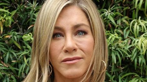 Trepalnice Jennifer Aniston in maskari Chanel