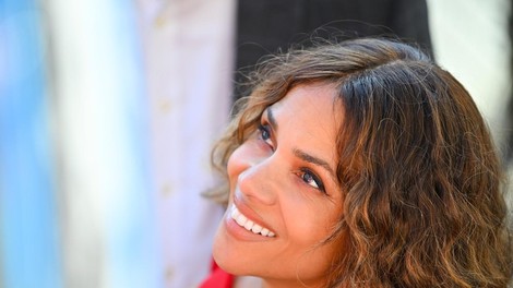 Halle Berry rdeča obleka