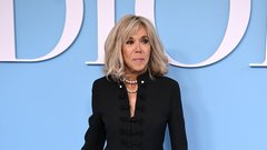 Brigitte Macron v mini krilu: Francoska prva dama ob ključnih dogodkih prisega na kose, ki razkrivajo njene noge