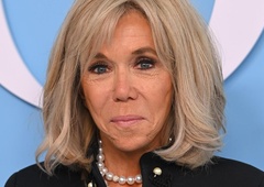 Glamur in kavbojke, Brigitte Macron obvlada oboje: Prva dama s svetlečimi uhani in diamantno ogrlico okoli vratu razsvetlila večerjo na vrhu Frankofonije