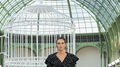 Med oblekami (neo)bouclé in laskavim perjem: Chanel se je po štirih letih vrnil v Grand Palais z modno revijo za pomlad in poletje 2025