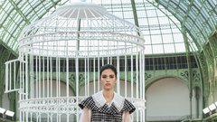 Med oblekami (neo)bouclé in laskavim perjem: Chanel se je po štirih letih vrnil v Grand Palais z modno revijo za pomlad in poletje 2025