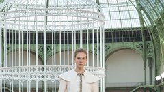 Med oblekami (neo)bouclé in laskavim perjem: Chanel se je po štirih letih vrnil v Grand Palais z modno revijo za pomlad in poletje 2025