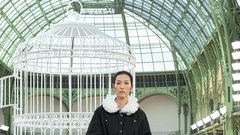 Med oblekami (neo)bouclé in laskavim perjem: Chanel se je po štirih letih vrnil v Grand Palais z modno revijo za pomlad in poletje 2025