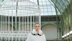 Med oblekami (neo)bouclé in laskavim perjem: Chanel se je po štirih letih vrnil v Grand Palais z modno revijo za pomlad in poletje 2025