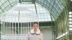 Med oblekami (neo)bouclé in laskavim perjem: Chanel se je po štirih letih vrnil v Grand Palais z modno revijo za pomlad in poletje 2025