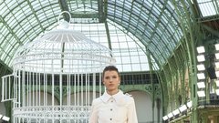 Med oblekami (neo)bouclé in laskavim perjem: Chanel se je po štirih letih vrnil v Grand Palais z modno revijo za pomlad in poletje 2025