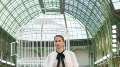 Med oblekami (neo)bouclé in laskavim perjem: Chanel se je po štirih letih vrnil v Grand Palais z modno revijo za pomlad in poletje 2025