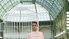 Med oblekami (neo)bouclé in laskavim perjem: Chanel se je po štirih letih vrnil v Grand Palais z modno revijo za pomlad in poletje 2025