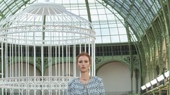 Med oblekami (neo)bouclé in laskavim perjem: Chanel se je po štirih letih vrnil v Grand Palais z modno revijo za pomlad in poletje 2025