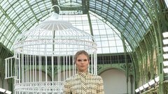 Med oblekami (neo)bouclé in laskavim perjem: Chanel se je po štirih letih vrnil v Grand Palais z modno revijo za pomlad in poletje 2025