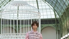 Med oblekami (neo)bouclé in laskavim perjem: Chanel se je po štirih letih vrnil v Grand Palais z modno revijo za pomlad in poletje 2025