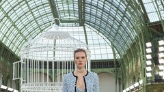 Med oblekami (neo)bouclé in laskavim perjem: Chanel se je po štirih letih vrnil v Grand Palais z modno revijo za pomlad in poletje 2025