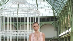 Med oblekami (neo)bouclé in laskavim perjem: Chanel se je po štirih letih vrnil v Grand Palais z modno revijo za pomlad in poletje 2025