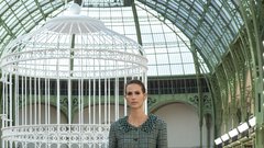 Med oblekami (neo)bouclé in laskavim perjem: Chanel se je po štirih letih vrnil v Grand Palais z modno revijo za pomlad in poletje 2025