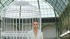 Med oblekami (neo)bouclé in laskavim perjem: Chanel se je po štirih letih vrnil v Grand Palais z modno revijo za pomlad in poletje 2025