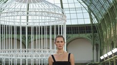 Med oblekami (neo)bouclé in laskavim perjem: Chanel se je po štirih letih vrnil v Grand Palais z modno revijo za pomlad in poletje 2025