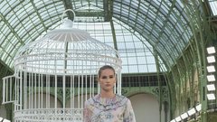 Med oblekami (neo)bouclé in laskavim perjem: Chanel se je po štirih letih vrnil v Grand Palais z modno revijo za pomlad in poletje 2025