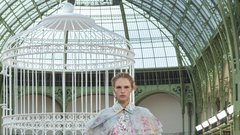 Med oblekami (neo)bouclé in laskavim perjem: Chanel se je po štirih letih vrnil v Grand Palais z modno revijo za pomlad in poletje 2025