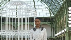 Med oblekami (neo)bouclé in laskavim perjem: Chanel se je po štirih letih vrnil v Grand Palais z modno revijo za pomlad in poletje 2025