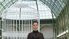 Med oblekami (neo)bouclé in laskavim perjem: Chanel se je po štirih letih vrnil v Grand Palais z modno revijo za pomlad in poletje 2025