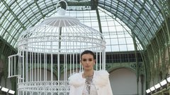 Med oblekami (neo)bouclé in laskavim perjem: Chanel se je po štirih letih vrnil v Grand Palais z modno revijo za pomlad in poletje 2025