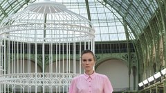 Med oblekami (neo)bouclé in laskavim perjem: Chanel se je po štirih letih vrnil v Grand Palais z modno revijo za pomlad in poletje 2025