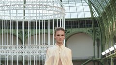 Med oblekami (neo)bouclé in laskavim perjem: Chanel se je po štirih letih vrnil v Grand Palais z modno revijo za pomlad in poletje 2025