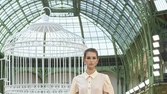 Med oblekami (neo)bouclé in laskavim perjem: Chanel se je po štirih letih vrnil v Grand Palais z modno revijo za pomlad in poletje 2025