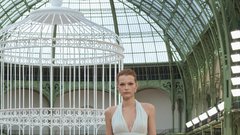 Med oblekami (neo)bouclé in laskavim perjem: Chanel se je po štirih letih vrnil v Grand Palais z modno revijo za pomlad in poletje 2025