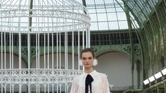 Med oblekami (neo)bouclé in laskavim perjem: Chanel se je po štirih letih vrnil v Grand Palais z modno revijo za pomlad in poletje 2025