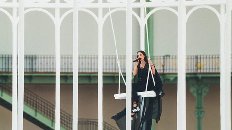 Riley Keough Chanel pomlad in poletje 2025 Pariz Grand Palais