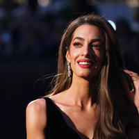 46-letna Amal Clooney v Saint-Tropezu uživa v pomladnih temperaturah in kratkih hlačah iz džinsa
