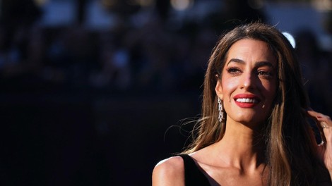 Amal Clooney rdeča preproga črna obleka princesa Diana