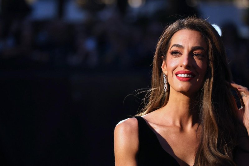 46-letna Amal Clooney v Saint-Tropezu uživa v pomladnih temperaturah in kratkih hlačah iz džinsa (foto: Profimedia)