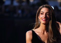 46-letna Amal Clooney v Saint-Tropezu uživa v pomladnih temperaturah in kratkih hlačah iz džinsa