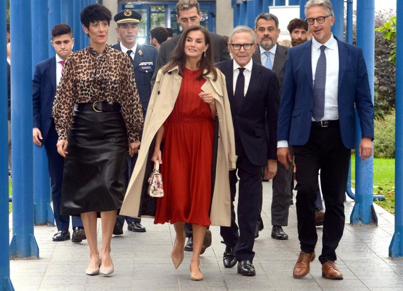 Eleganten vstop v novo sezono: Letizia Ortiz dokazuje, da se jesenskemu trenču najbolj poda ta barva