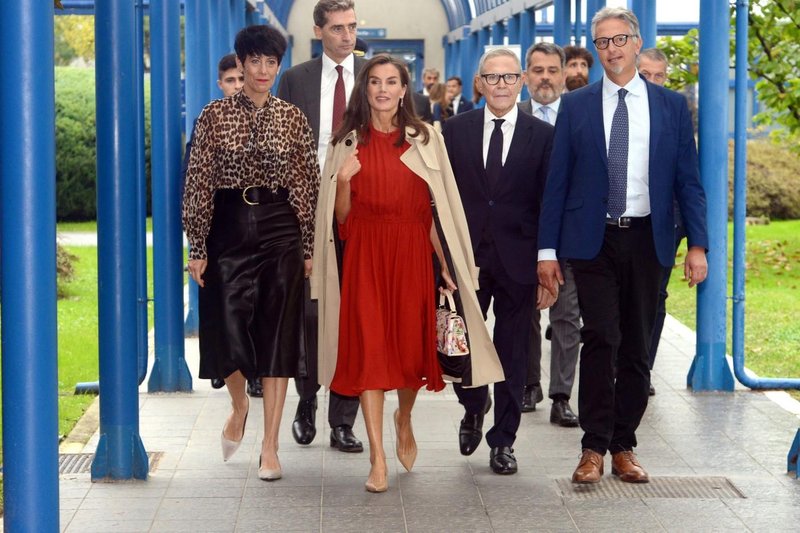 Eleganten vstop v novo sezono: Letizia Ortiz dokazuje, da se jesenskemu trenču najbolj poda ta barva