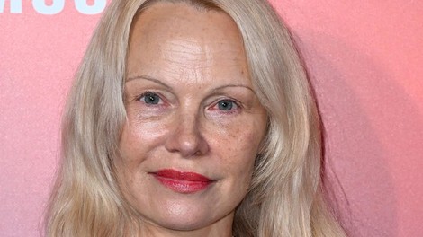 Pamela Anderson z nežno rožnatimi lasmi in obleko