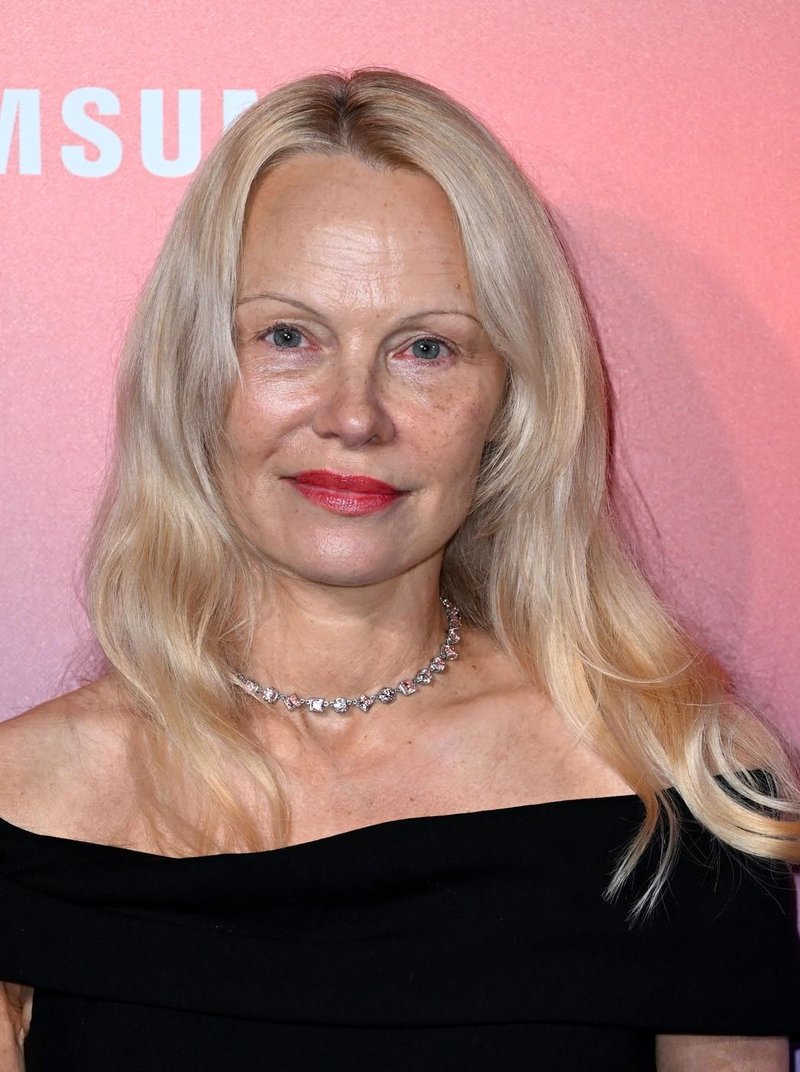 Pamela Anderson na filmskem festivalu v San Sebastinu navdušila z nežno rožnatimi lasmi in elegantno ujemajočo se obleko (foto: Profimedia)