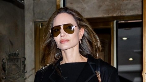 Angelina Jolie svilena obleka suknjič plašč